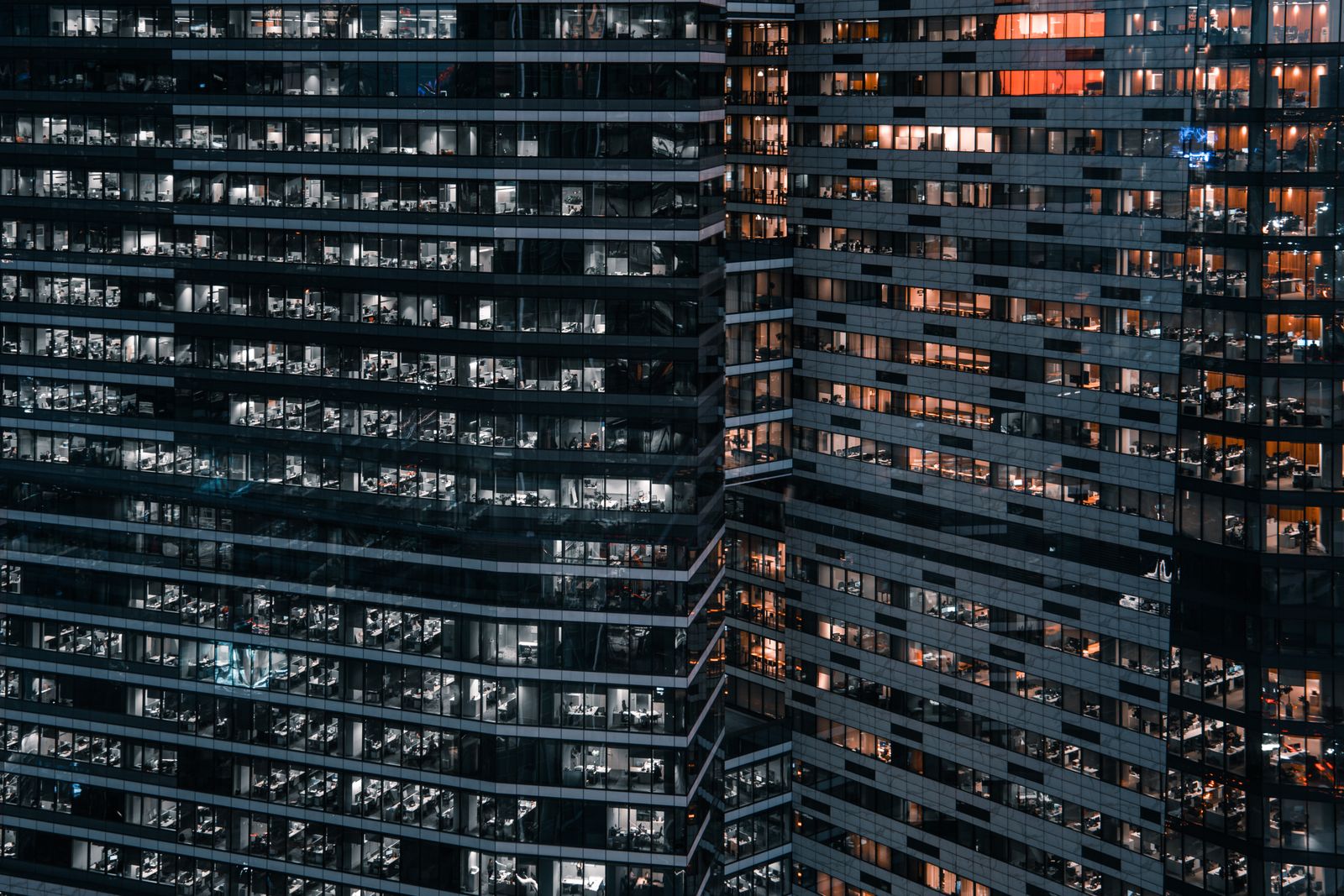 Torres de escritórios à noite, com as janelas acesas